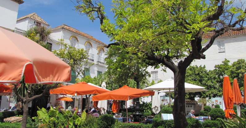 Plaza de la Naranjos - nazwa wzięta od drzew pomarańczy (naranja to pomarańcza). Teraz chyba bardziej kojarzy się z pomarańczowymi parasolami.